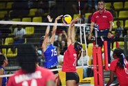 Ziane Henderson De Belice Y Maria Martinez De El Salvador Disputan El Balon