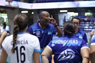 Marcos Sugiyama Entrenador De Honduras Brinda Indicaciones A Sus Jugadoras