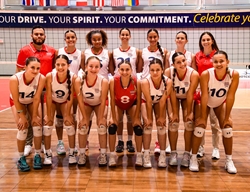 Costa Rica cae ante Canadá en sólido debut